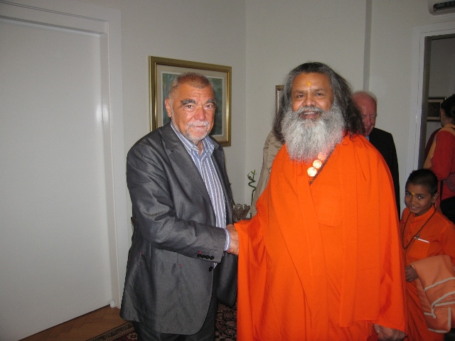 Swamiji_and_President_Mesic