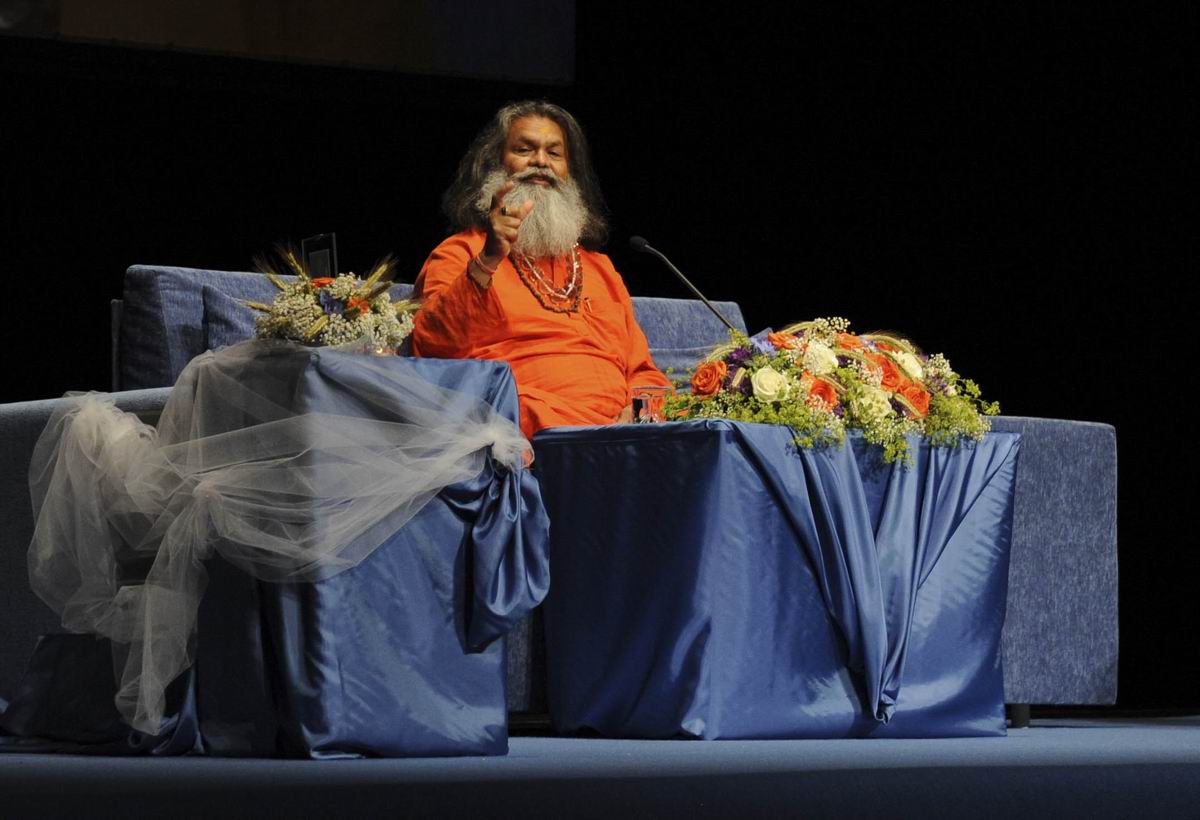 H.H._Swamiji_during_public_lecture_1