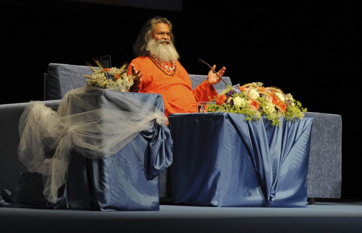 H.H._Swamiji_during_public_lecture_2