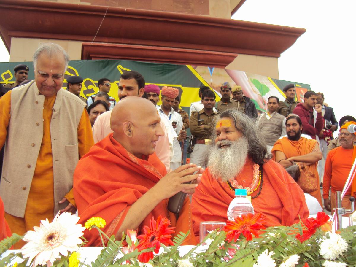 5 Acharaya Mm Adveshanand Giri Ji of Juna Akhara with Swamiji discussing the importance of planting seeds for peace.