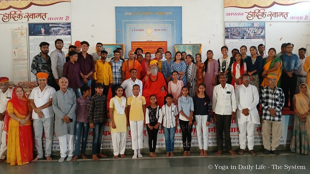 ﻿Vishwaguruji blesses top students