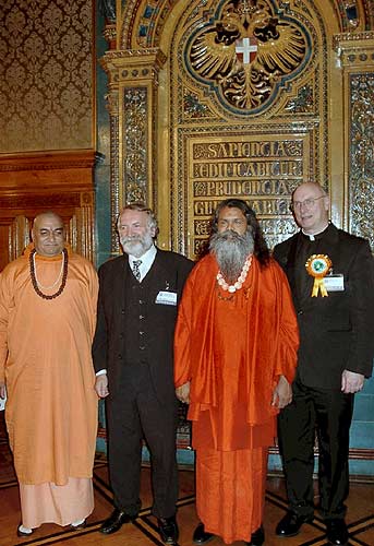 From left to right: Mahamandaleshwar Swami Niranjanananda, Rabbi Awaraham Soetendorp, Mahamandaleshwar Paramhans Swami Maheshwarananda, Monsignor David Cappo