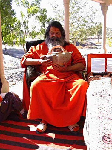 Swamiji holding Mahaprabhuji\'s waterpot