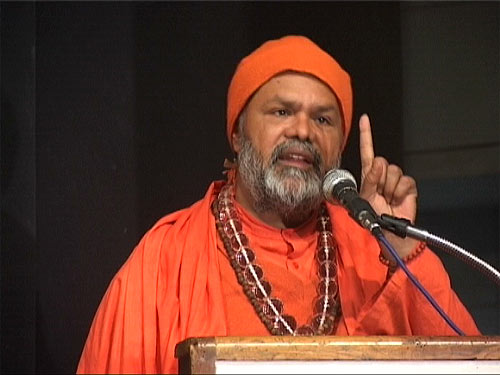 Mahamandaleshwar Paramhans Swami Maheshwarananda speaks at the opening ceremony