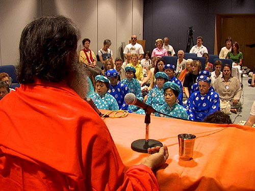 Swamiji guides the Self-Inquiry meditation for visitors