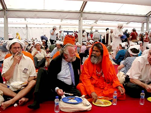 Swamiji and Rabbi Soetendorp at the Sikh langar