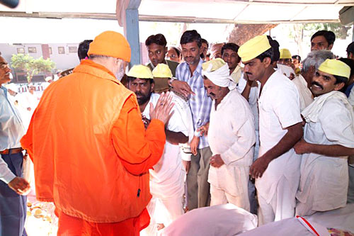 Prisoners aproach Swamiji for blessing (photo: Swami Chidanand)