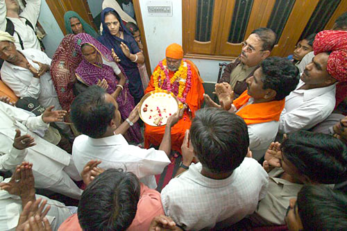 Swamiji with Indian bhaktas (photo: Swami Chidanand)