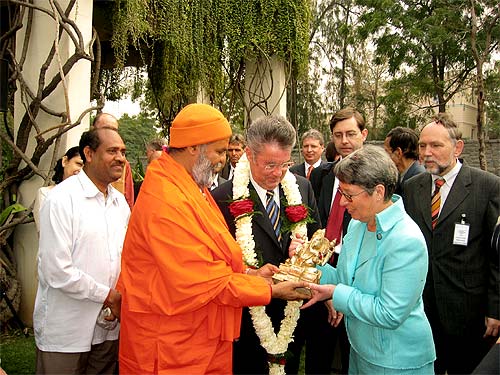 His Holiness Mahamandaleshwar Paramhans Swami Maheshwarananda presented the Presidential couple with a statue of Ganesha