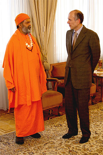 His Holiness Mahamandaleshwar Paramhans Swami Maheshwarananda with President of the Republic of Slovenia, Dr. Janez Drnovsek