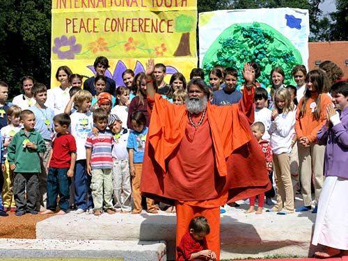 3rd International Youth Conference and it\'s patron, His Holiness Mahamandaleshwar Paramhans Swami Maheshwarananda