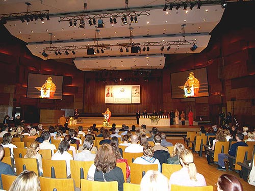 His Holiness Mahamandaleshwar Paramhans Sri Swami Maheshwarananda speaks at the Summit