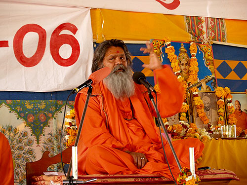 His Holiness Vishwaguru Mahamandaleshwar Paramhans Swami Maheshwarananda speaks at the Conference