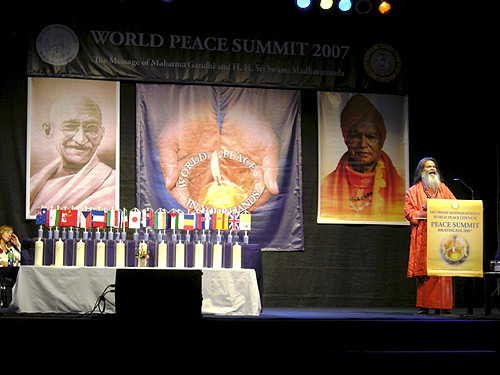 His Holiness Vishwaguru Paramhans Swami Maheshwaranandaji addresses the World Peace Summit 2007