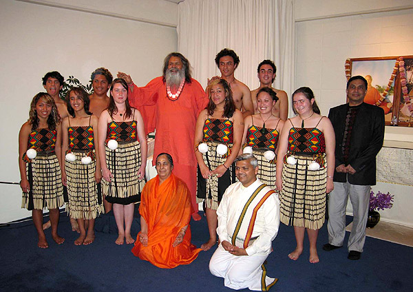 His Holiness Vishwaguru Mahamandaleshwar Paramhans Swami Maheshwarananda with a Maori group in the Wellington YIDL ashram