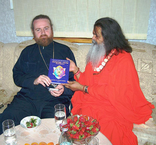 His Holiness Swamiji with His Eminency Ioann, Archbishop of Cherkassy-Odessa